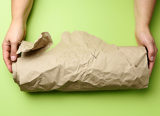 포토 JPG 해외이미지 손 종이 신체부위 연두색 갈색 잡기 두루마리 자르기 찢어짐 구김 접기 포장소품 종이호일 해외포토 컬러 포장 모션 사람 초록색 오브젝트 포장재료 파일형식 이미지허브