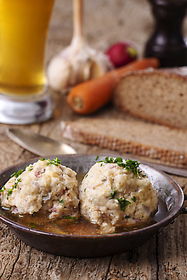 포토 JPG 해외이미지 접시 유럽 음식 빵 공 양파 따뜻함 파슬리 육류 돼지고기 요리 사람없음 숟가락 식사 저녁식사 이탈리아 흰색 신선 뜨거움 원형 오스트리아 수프 은색 주식 허브 베이컨 훈제 점심식사 쪽파 삶기 핸드메이드 바이에른 바이에른사람 해외포토 도형 식물 식기 나라 컬러 채소 식재료 독일 수저 금융 파 파일형식 이미지허브