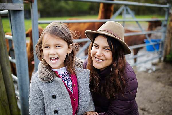 포토 JPG 해외이미지 동물 외관 응시 딸 야생동물 농업 가족 자연 엄마 영국 잉글랜드 사람 성인 야외 두명 울타리 농장 갈색 환경 금속 시골 먼지 진흙 알파카 목가 해외포토 시선 유럽 산업 컬러 관계 재질 담장 생태계 파일형식 이미지허브