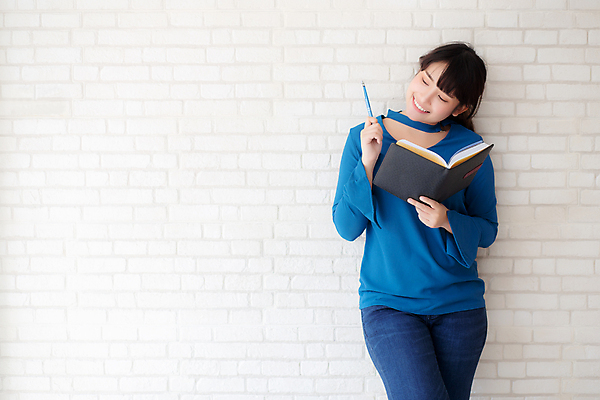 포토 JPG 해외이미지 백인 학생 라이프스타일 여자 교육 행복 아시아 생각 거실 비즈니스 성공 주택 아이디어 실내 한명 미소 사람 앉기 동양인 책 스터디 다이어리 쪽지 공책 시험 기록 업무 지능 해외포토 서양인 1 감정 나라 컨셉 모션 문구용품 표정 인종 내부 건물 생활 학습 사무용품 작업 파일형식 이미지허브