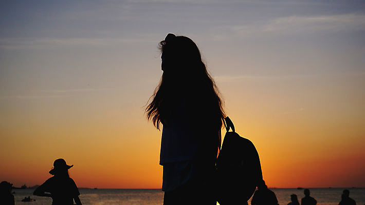 포토 JPG 해외이미지 여자 남자 실루엣 여행 휴가 여러명 성인 야외 옆모습 여행객 일몰 성인만 해외포토 뷰포인트 다수 촬영기법 사람 노을 파일형식 이미지허브