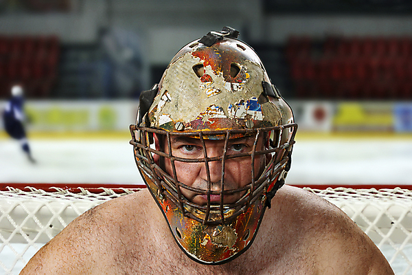 포토 JPG 해외이미지 남자 얼굴 스포츠 포즈 백그라운드 올림픽 유니폼 겨울 놀이 가면 한명 사람 경기 성인 컵 파란색 얼음 검은색 경쟁 경기장 손상 스케이트 게임 흰색 그물 막대기 헬멧 결심 슛 철사 하키 새장 고정 골키퍼 스케이터 골 퍽 플레이어 해외포토 자연요소 1 식기 옷 계절 스포츠용품 컬러 컨셉 스포츠시설 운동선수 신체부위 구기 보호장비 케이지 하키용품 파일형식 이미지허브