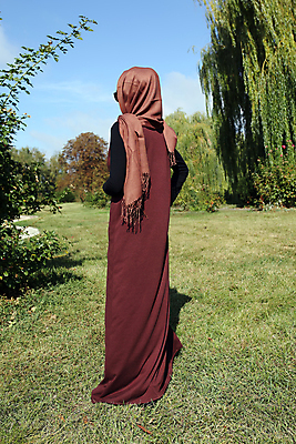 포토 JPG 해외이미지 나무 모델 전통 라이프스타일 공원 여자 행복 종교 문화 자연 하늘 사람 동양인 성인 사람없음 야외 초록색 뷰티 갈색 유행 목도리 엉덩이 이슬람교 아랍어 해외포토 식물 잡화 공공시설 감정 컬러 인종 생활 신체부위 생태계 파일형식 이미지허브