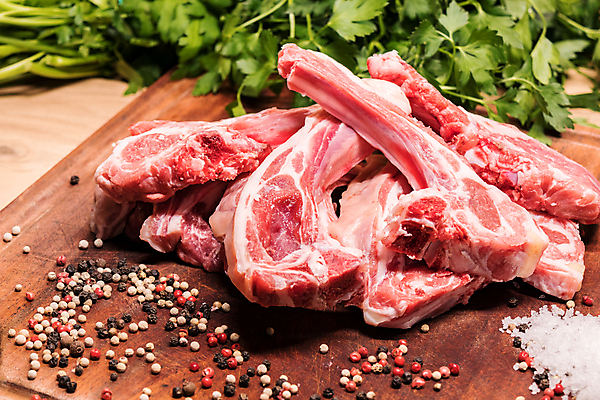 포토 JPG 해외이미지 식재료 실내 생고기 사람없음 소금 양고기 나무도마 통후추 해외포토 도마 육류 내부 목재 후추 파일형식 이미지허브