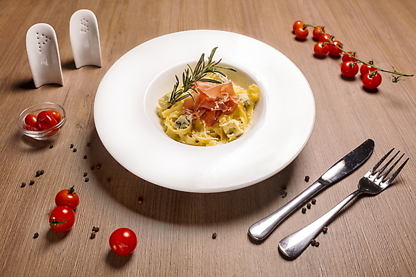 포토 JPG 해외이미지 전통 접시 음식 백그라운드 포크 토마토 채소 탁자 새우 파스타 건강 스파게티 요리 사람없음 빨간색 파란색 식당 숟가락 식사 저녁식사 이탈리아 흰색 신선 면 체리 맛 지중해 허브 크림 소금 레시피 후추 바질 점심식사 셰이커 탈리아텔레 해외포토 식물 식기 유럽 바다 컬러 가구 컨셉 과일 서양음식 수저 갑각류 상점 향신료 파스타면 파일형식 이미지허브