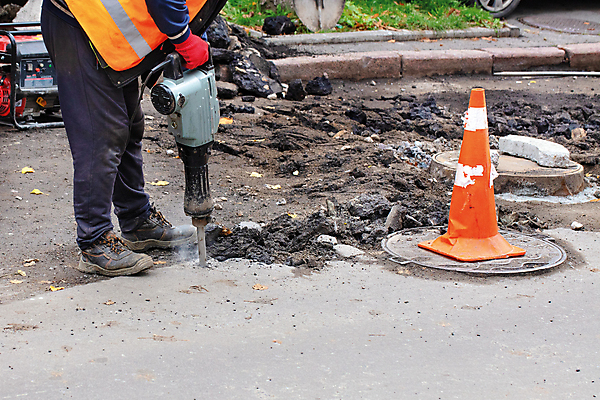 포토 JPG 해외이미지 직업 손 남자 산업 도로 포즈 백그라운드 노동자 작업복 사람 사람없음 야외 힘 기계 장비 공구 업무 수리 망치 아스팔트 땅 무거움 잭 건축업자 단절 땅바닥 석공 송곳 콘크리트 카피스페이스 해외포토 옷 건축 길 교통시설 바닥 신체부위 공백 도구 작업 무게 파일형식 이미지허브