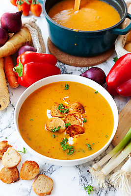 포토 JPG 해외이미지 음식 채소 양파 감자 파슬리 사람없음 세로 식사 당근 시골 사발 맛 수프 냄비 허브 뿌리 소금 레시피 성분 점심식사 입가심 짠맛 채식주의자 크루통 핸드메이드 비건 해외포토 식물 빵 컨셉 뿌리채소 사기그릇 솥 채식 파일형식 이미지허브