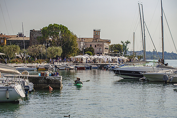 포토 JPG 해외이미지 주간 나무 호수 유럽풍경 하늘 유럽건축 사람없음 야외 건물 항구 이탈리아 보트 보트타기 해외포토 자연요소 식물 건축물 유럽 배_교통 서양건축 교통시설 풍경 승차 파일형식 이미지허브