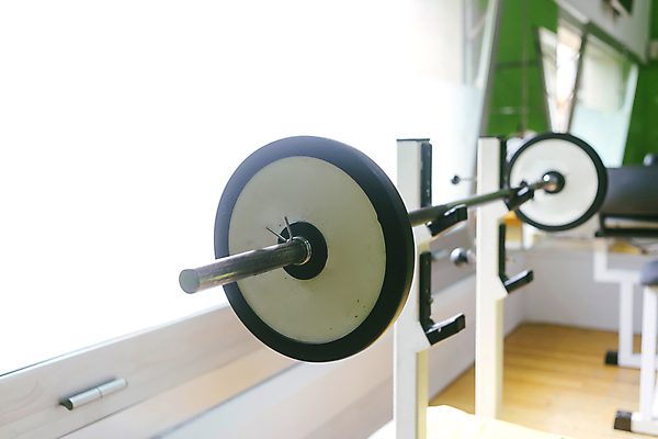 포토 JPG 해외이미지 라이프스타일 스포츠 백그라운드 신체 벤치 근육 바닥 실내 건강 사람 사람없음 내부 건물 운동 금속 검은색 힘 기계 아령 장비 몸무게 보디빌딩 철 연습 오브젝트 클럽 체육관 언론 역도 무거움 리프팅 철강 해외포토 건축물 컬러 의자 재질 생활 헬스 무게 파일형식 이미지허브