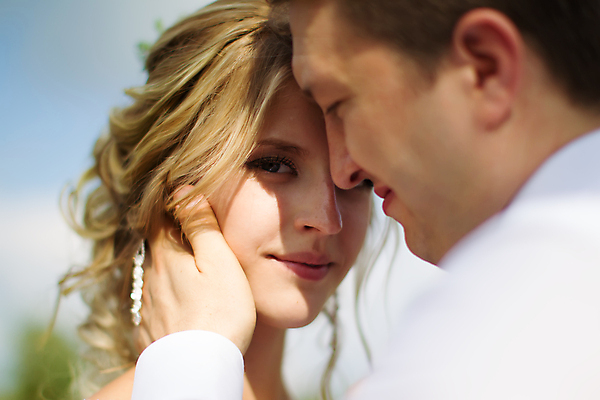 포토 JPG 해외이미지 백인 커플 응시 공원 여자 꽃 감정 밭 자연 하늘 남편 친절 키스 관리 사랑 성인 야외 두명 가로 뷰티 노란색 기쁨 흰색 아내 최고 가운 천진난만 해외포토 서양인 식물 시선 옷 공공시설 컬러 컨셉 농업 관계 사람 애정표현 생태계 파일형식 이미지허브