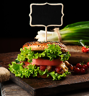 포토 JPG 해외이미지 토마토 방울토마토 고추 검은배경 치즈 실내 사람없음 햄버거 양상추 케첩 파 나무도마 이쑤시개장식 해외포토 백그라운드 채소 유제품 도마 패스트푸드 내부 목재 장식 검은색 소스_음식 이쑤시개 파일형식 이미지허브