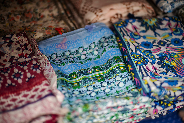 포토 JPG 해외이미지 옷 비즈니스 선반 사람없음 가로 쇼핑 컬러풀 유행 상점 목도리 활발 직물 변화 시장 선택 상품 수집 배열 소매 분양 접기 중소기업 해외포토 잡화 컬러 가구 컨셉 회사 모션 부동산 파일형식 이미지허브