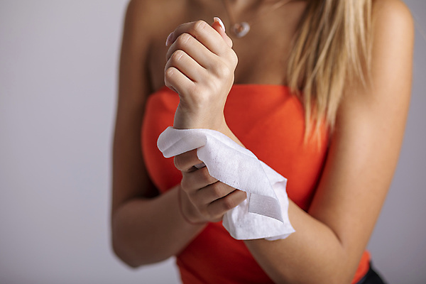 포토 JPG 해외이미지 스튜디오촬영 손 여자 실내 건강 관리 한명 성인 사람없음 신체부위 덮개 조직 위생 빨래 청소 닦기 청소부 돌봄 위생관리 해외포토 직업 1 가사 모션 사람 내부 뚜껑 파일형식 이미지허브