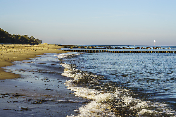 포토 JPG 해외이미지 모래 파도 바다 여행 백그라운드 자연 벽지 하늘 바람 날씨 휴가 휴식 독일 파노라마 사람없음 야외 치료 물 파란색 태양 여행객 일몰 봄 산책 황무지 떨어짐 모래언덕 방파제 북쪽 내추럴 라트비아 발트해 수평선 해외포토 자연요소 계절 공공시설 유럽 컬러 컨셉 의학 촬영기법 북유럽 사람 노을 방향 언덕 생태계 파일형식 이미지허브