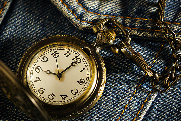 포토 JPG 해외이미지 라이프스타일 옷 시계 컨셉 표면 아침 조명 그림자 사람없음 파란색 햇빛 숫자 유행 수확 골동품 청바지 시간 면 원형 역사 클래식 주머니 손목시계 묘사 질감 복고 땀 과거 캔버스 아날로그 그런지 놋쇠 분 순간 옛날 스타일 카피스페이스 해외포토 주간 도형 문자 컬러 농업 장신구 바지 생활 태양 공백 파일형식 이미지허브