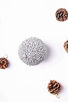 포토 JPG 해외이미지 템플릿 전통 계절 백그라운드 컨셉 크리스마스장식 크리스마스 겨울 공 휴가 새해 주택 프레임 선물 사람없음 장식 장난감 유행 축제 장식볼 흰색 축하 인사 소나무 신용카드 플랫 12월 레이아웃 머리위 위치 원뿔 고립 스타일 미니멀리스트 미니멀 해외포토 도형 나무 기념일 컬러 건물 금융 예절 날짜 파일형식 이미지허브