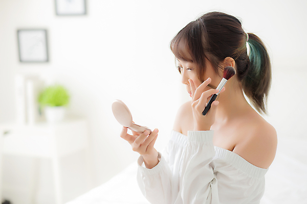 포토 JPG 해외이미지 우먼라이프 응시 여자 주택 한명 들기 사람 동양인 상반신 성인 뷰티 거울 붓 볼터치 스킨케어 성인여자한명만 해외포토 1 라이프스타일 시선 모션 인종 건물 화장 여자한명만 성인여자만 파일형식 이미지허브