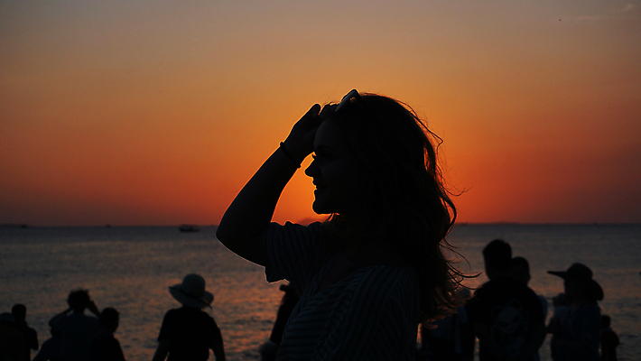 포토 JPG 해외이미지 여자 남자 실루엣 바다 여행 여러명 성인 야외 옆모습 여행객 일몰 성인만 해외포토 뷰포인트 다수 촬영기법 사람 노을 파일형식 이미지허브