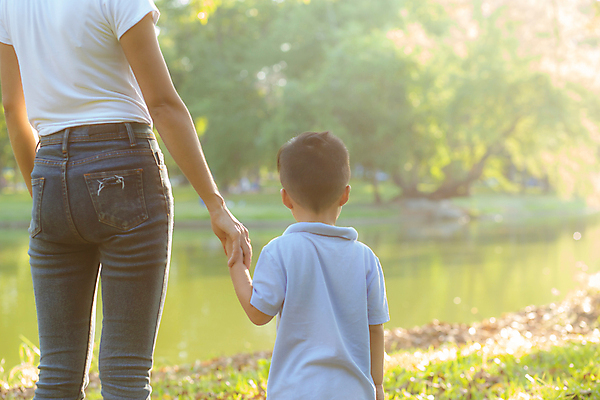 포토 JPG 해외이미지 라이프스타일 손 공원 여자 아시아 아들 어린이 가족 관계 자연 엄마 함께함 사랑 안전 사람 동양인 소년 성인 야외 두명 여름 믿음 정원 봄 터치 잡기 중앙 보호 결합 돌봄 신앙심 지원 천진난만 해외포토 계절 공공시설 남자 감정 나라 컨셉 모션 인종 생활 신체부위 생태계 파일형식 이미지허브