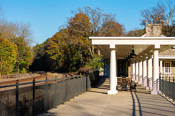 포토 JPG 해외이미지 나무 외관 벤치 건축양식 하늘 잔디 사람없음 야외 건물 옆모습 가로 빨간색 컬러풀 맑음 미국 역사 일렬 2015년 미국문화 단계 철책 해외포토 식물 건축물 건축 뷰포인트 컬러 북아메리카 의자 날씨 연도 서양문화 파일형식 이미지허브