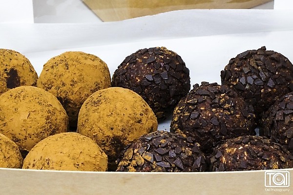 포토 JPG 해외이미지 디자인 음식 조각 다이어트 공 디저트 건강 사탕 씨앗 사람없음 빛 우주 초콜릿 어둠 힘 에너지 견과류 흰색 원형 날짜 달콤 맛 아침식사 가루 흰배경 유기농 날것 대추 코코넛 아몬드 코코아 단백질 여의주 오트밀 채식주의자 핸드메이드 비건 효과 해외포토 도형 식물 웰빙 음료 컬러 백그라운드 컨셉 과일 식사 채식 영양소 파일형식 귀리 이미지허브