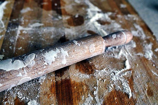 포토 JPG 해외이미지 손 음식 빵 재료 탁자 바닥 피자 요리 사람 사람없음 목재 주방 요리사 빵집 준비 날것 반죽 밀가루 롤러 밀가루반죽 페스츄리 핸드메이드 해외포토 나무 직업 가구 패스트푸드 서양음식 신체부위 상점 가루 파일형식 이미지허브