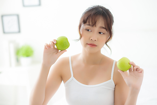 포토 JPG 해외이미지 백인 라이프스타일 웰빙 행복 아시아 음식 백그라운드 신체 다이어트 과일 아침 휴식 주택 실내 건강 한명 미소 사람 동양인 성인 초록색 뷰티 침묵 침실 흰색 침대 잡기 아침식사 사과 몸무게 먹기 날씬함 긍정 돌봄 적자 채식주의자 해외포토 주간 서양인 1 감정 나라 컬러 가구 컨셉 모션 표정 인종 내부 건물 생활 식사 소리 몸매 채식 파일형식 이미지허브