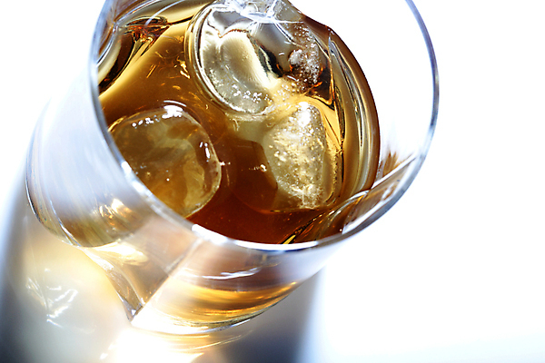 포토 JPG 해외이미지 잔 주류 사람없음 반사 얼음 알코올 칵테일 양주 양주잔 위스키 해외포토 자연요소 식기 음료 술잔 파일형식 이미지허브