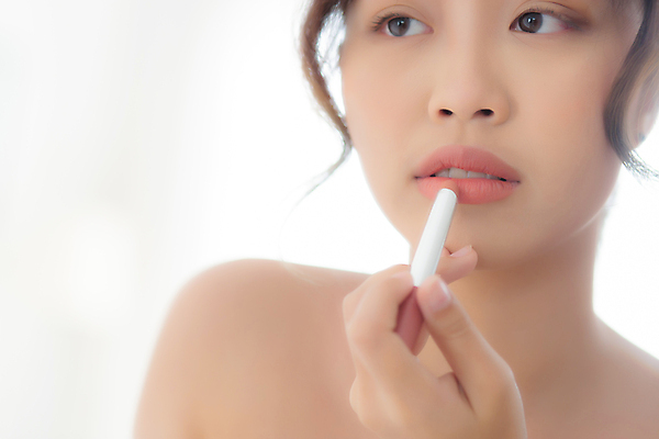 포토 JPG 해외이미지 우먼라이프 응시 여자 주택 실내 한명 들기 사람 동양인 상반신 성인 뷰티 거울 립스틱 성인여자한명만 신청 해외포토 1 라이프스타일 시선 모션 인종 내부 건물 화장품 여자한명만 성인여자만 파일형식 이미지허브