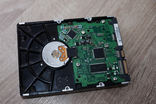 포토 JPG 해외이미지 접시 산업 부분 기술 실내 사람없음 내부 노트북 컴퓨터 금속 디지털 자료 장비 운전 오픈 암호 묘사 오브젝트 보안 전자 시스템 수납 데이터베이스 서버 용량 이진법 지원 치유 하드웨어 회복 해외포토 식기 컨셉 모션 재질 안전 전자제품 수학 파일형식 이미지허브