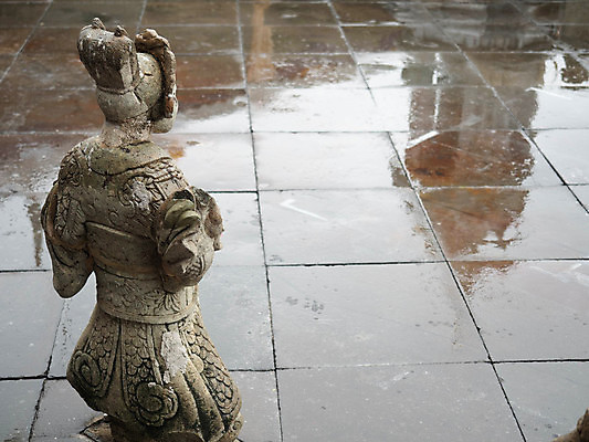 포토 JPG 해외이미지 계절 도로 조각 백그라운드 패턴 태국 자연 표면 날씨 추상 거리 바닥 사람없음 야외 물 파란색 빛 컬러풀 반사 검은색 어둠 젖음 도시 사찰 보행로 닫기 야간 질감 웅덩이 장면 해외포토 자연요소 아시아 길 컬러 무늬 종교건축 교통시설 모션 생태계 파일형식 이미지허브