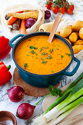 포토 JPG 해외이미지 음식 채소 양파 감자 파슬리 사람없음 세로 식사 당근 시골 맛 수프 냄비 허브 뿌리 소금 레시피 성분 점심식사 입가심 짠맛 채식주의자 핸드메이드 비건 해외포토 식물 컨셉 뿌리채소 솥 채식 파일형식 이미지허브