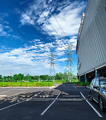 포토 JPG 해외이미지 나무 외관 아시아 도로 선 백그라운드 비즈니스 건축양식 교통시설 자동차 하늘 거리 사람없음 야외 건물 파란색 빛 쇼핑 탑 상점 침묵 도시 도심 쇼핑몰 사인 전염 철탑 타운 소매 무료 전압 해외포토 식물 건축물 건축 나라 길 육상교통 컬러 교통 소리 질병 시설 감염 파일형식 이미지허브