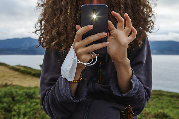 포토 JPG 해외이미지 응시 옷 얼굴 인터넷 통신 모바일 새로움 관리 가면 사람 앉기 사람없음 빛 스마트폰 디지털 회색 광선 잡기 메시지 스페인 보호 검색 복고 부름 전송 깨짐 무료 옛날 진짜 채팅 히피 해외포토 시선 유럽 컬러 컨셉 모션 신체부위 핸드폰 스마트기기 파일형식 이미지허브
