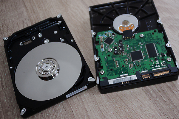 포토 JPG 해외이미지 접시 산업 부분 기술 실내 사람없음 내부 노트북 컴퓨터 금속 디지털 자료 장비 운전 오픈 암호 묘사 오브젝트 보안 전자 시스템 수납 데이터베이스 서버 용량 이진법 지원 치유 하드웨어 회복 해외포토 식기 컨셉 모션 재질 안전 전자제품 수학 파일형식 이미지허브