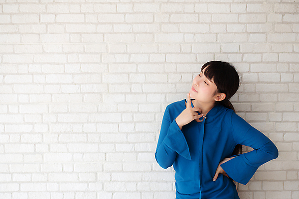 포토 JPG 해외이미지 백인 모델 라이프스타일 손 응시 여자 행복 아시아 얼굴 포즈 백그라운드 생각 아이디어 한명 서기 사람 동양인 성인 뷰티 유행 우주 흰색 표현 자신감 우아함 질문 시멘트 해결 내추럴 배려 심각 콘크리트 스타일 카피스페이스 해외포토 서양인 1 시선 감정 나라 컬러 컨셉 모션 인종 생활 신체부위 공백 파일형식 이미지허브