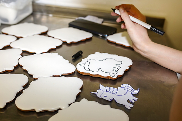 포토 JPG 해외이미지 전통 손 계절 행복 별 음식 백그라운드 크리스마스 겨울 탁자 휴가 디저트 새해 주택 요리 사람없음 목재 장식 갈색 쿠키 케이크 얼음 빵집 흰색 축하 달콤 맛 설탕 굽기 향신료 그림 생강 방법 시나몬 페스츄리 핸드메이드 해외포토 자연요소 나무 기념일 감정 빵 컬러 가구 컨셉 채소 재료 건물 신체부위 상점 구이 향미료 파일형식 이미지허브