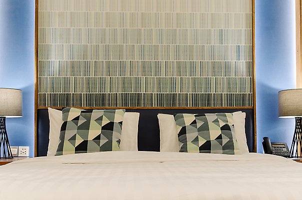 포토 JPG 해외이미지 베개 호텔 실내 사람없음 바캉스 침실 침대 스탠드 유선전화기 호캉스 해외포토 가구 침구 숙소 휴가 조명 내부 전화기 파일형식 이미지허브