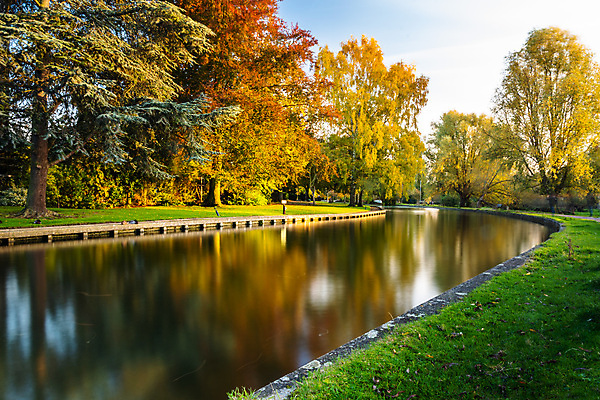 포토 JPG 해외이미지 나무 영어 공원 교육 여행 단풍 잎 건축양식 자연 하늘 영국 잉글랜드 주택 사람없음 야외 건물 초록색 물 파란색 강 컬러풀 반사 여행객 평화 보트 역사 대학교 캠코더 옛날 왕국 해외포토 자연요소 식물 문자 건축물 공공시설 건축 유럽 컬러 컨셉 배_교통 학교 사람 카메라 생태계 파일형식 이미지허브