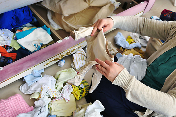 포토 JPG 해외이미지 손 옷 여자 백그라운드 셔츠 가사 사람없음 여름 컬러풀 유행 쌓기 방 흰색 직물 잡기 면 조직 씻기 빨래 주부 흙더미 접기 해외포토 계절 컬러 상의 모션 사람 신체부위 청결 흙 파일형식 더미 이미지허브