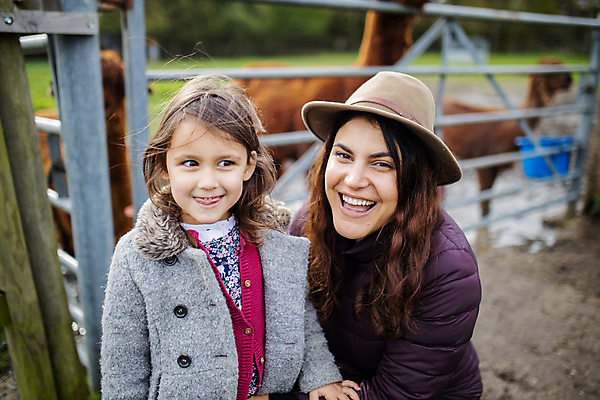 포토 JPG 해외이미지 동물 외관 응시 딸 야생동물 농업 포유류 가족 자연 엄마 영국 잉글랜드 사람 성인 야외 두명 울타리 농장 갈색 환경 금속 시골 먼지 진흙 알파카 목가 해외포토 시선 유럽 산업 컬러 관계 재질 담장 생태계 파일형식 이미지허브