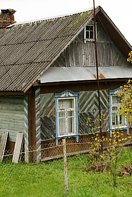 포토 JPG 해외이미지 전통 외관 건축양식 가정 지붕 주택 사람없음 야외 건물 목재 초록색 울타리 농장 갈색 마을 시골 거친 널 오두막 버리기 통나무 구식 러시아인 방치 벨로루시 석판 옛날 전국 주거지 판잣집 해외포토 서양인 나무 건축물 건축 컬러 농업 재료 모션 담장 파일형식 이미지허브