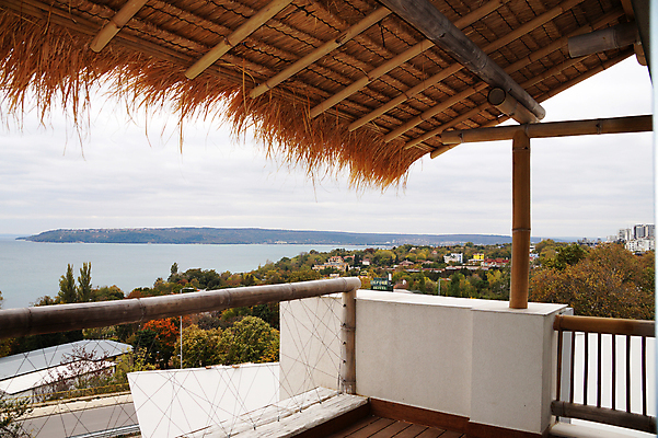 포토 JPG 해외이미지 바다 여행 자연 탁자 호텔 지붕 휴가 휴식 사람없음 야외 목재 물 파란색 햇빛 고급 휴양지 이국적 터키석 해외포토 자연요소 나무 컬러 가구 컨셉 재료 숙소 태양 장소 보석 생태계 파일형식 이미지허브