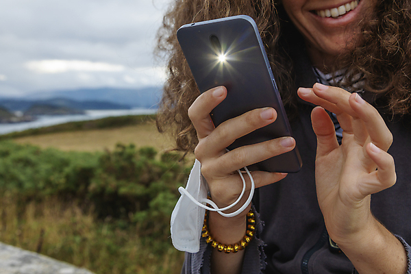 포토 JPG 해외이미지 응시 옷 행복 얼굴 인터넷 통신 모바일 새로움 관리 가면 웃음 사람 사람없음 빛 스마트폰 디지털 회색 잡기 메시지 스페인 보호 검색 복고 부름 전송 깨짐 무료 옛날 진짜 채팅 히피 해외포토 시선 감정 유럽 컬러 컨셉 모션 표정 신체부위 핸드폰 스마트기기 파일형식 이미지허브
