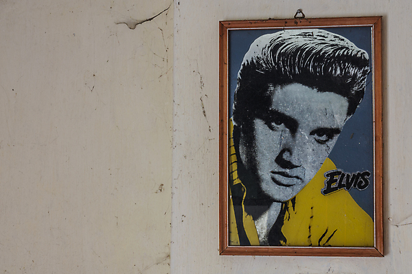 포토 JPG 해외이미지 벽 가구 부분 창문 사람없음 건물 장식 책 꽃병 방 탐험 램프 커튼 역사 상품 수집 버리기 묘사 오브젝트 부식 시설 시력 먼지 발견 곰팡이 구식 깨짐 떠남 무인 옛날 항목 스타일 해외포토 건축물 꽃 생활용품 컨셉 모션 조명 파일형식 이미지허브