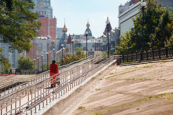 포토 JPG 해외이미지 나무 공원 길 건축양식 난간 새로움 거리 주택 안전 사람없음 야외 건물 초록색 파란색 걷기 금속 맑음 자전거 산책 도시 보행자 도심 장애인 유모차 타운 사이클링 일반 방법 선로 우크라이나 콘크리트 헬프 해외포토 식물 건축물 공공시설 건축 유럽 컬러 컨셉 모션 재질 날씨 휴식 바이크 아기용품 도움 육상스포츠 장애 파일형식 이미지허브