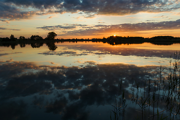 포토 JPG 해외이미지 구름 호수 여행 백그라운드 오렌지 자연 하늘 풍경 사람없음 물 여름 파란색 빛 컬러풀 햇빛 태양 뷰티 반사 일출 황혼 일몰 새벽 거울 저녁 수평선 해외포토 자연요소 계절 컬러 과일 노을 야간 생태계 파일형식 이미지허브
