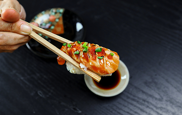 포토 JPG 해외이미지 라이프스타일 손 디자인 행복 감정 2 젓가락 손가락 휴식 실내 건강 육류 어류 한명 사람 동양인 성인 사람없음 목재 가로 식당 일본 식사 중국 놀람 초밥 표현 입 변화 맛 무서움 녹차 먹기 배고픔 해산물 피부 팔 실수 점심식사 해외포토 나무 1 아시아 컨셉 식재료 재료 모션 수저 표정 인종 내부 생활 신체부위 차_음료 상점 수중동물 일본음식 파일형식 이미지허브