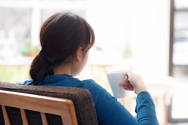 포토 JPG 해외이미지 라이프스타일 여자 행복 아시아 커피 음료 의자 휴식 주택 실내 건강 한명 사람 앉기 동양인 성인 내부 컵 방 마시기 잡기 뜨거움 자신감 우아함 고객 만족 향기 리빙 힙스터 안락 해외포토 1 식기 패션 감정 나라 가구 컨셉 모션 인종 건물 생활 냄새 파일형식 이미지허브