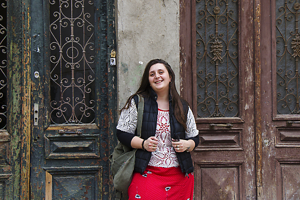 포토 JPG 해외이미지 백인 모델 라이프스타일 헤어스타일 응시 여자 행복 얼굴 여행 백그라운드 비즈니스 한명 서기 미소 사람 성인 야외 뷰티 유행 여행객 문 기쁨 표현 도시 자신감 긍정 고립 구시가지 조지아 스타일 해외포토 서양인 1 시선 감정 컨셉 모션 표정 생활 신체부위 동유럽 파일형식 이미지허브